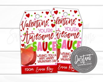 Può includere: Due etichette regalo stampabili per San Valentino con una mela rossa e il testo "Valentine You're Awesome Sauce" su uno sfondo a pois rosa e verde. Le etichette sono personalizzate con il nome "Emma Ray".