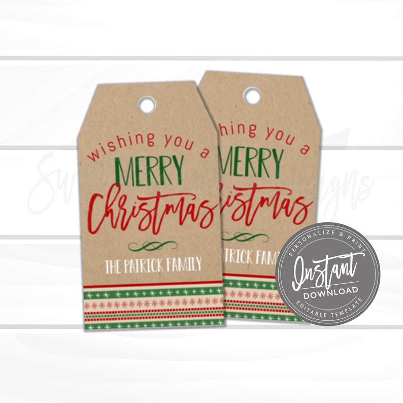 Puede incluir: Dos etiquetas de regalo navide&ntilde;as marrones con el texto "Wishing you a Merry Christmas" en verde y rojo. Las etiquetas incluyen el apellido y un borde decorativo. Un gr&aacute;fico circular de "Descarga instant&aacute;nea" est&aacute; en la parte inferior derecha.
