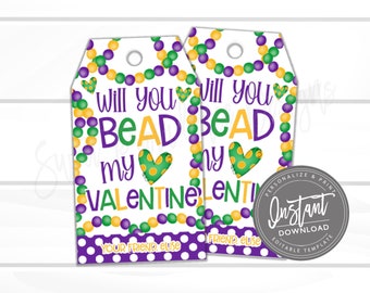 Può includere: Due etichette regalo stampabili per San Valentino a tema Mardi Gras. Le etichette sono bianche con pois viola e verdi. Il testo sulle etichette dice "Vuoi essere il mio San Valentino?" con un cuore e perline sullo sfondo. Le etichette sono modificabili e possono essere personalizzate con un nome.