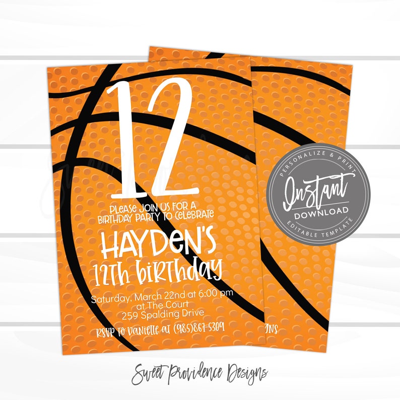 Puede incluir: Invitaci&oacute;n de cumplea&ntilde;os con tem&aacute;tica de baloncesto con un gr&aacute;fico de baloncesto naranja y negro, el n&uacute;mero 12 y el texto "Hayden's 12th birthday". La invitaci&oacute;n incluye la fecha, la hora y el lugar de la fiesta, as&iacute; como un contacto para RSVP.