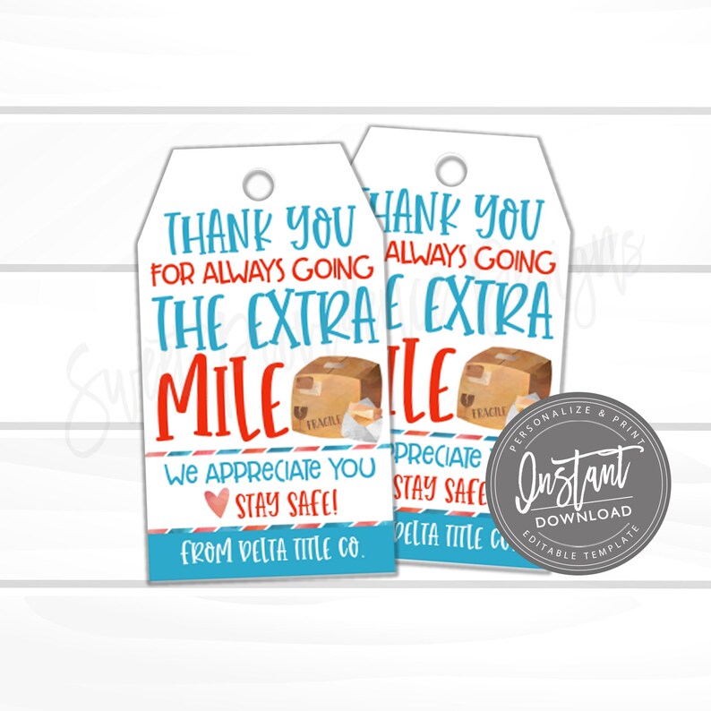 Puede incluir: Dos etiquetas de regalo blancas con texto azul y rojo que dice "Gracias por siempre hacer la milla extra. Te apreciamos. &iexcl;Mantente seguro! De Delta Title Co.". Las etiquetas tienen una peque&ntilde;a imagen de un paquete marr&oacute;n con una etiqueta roja y azul que dice "Fr&aacute;gil".