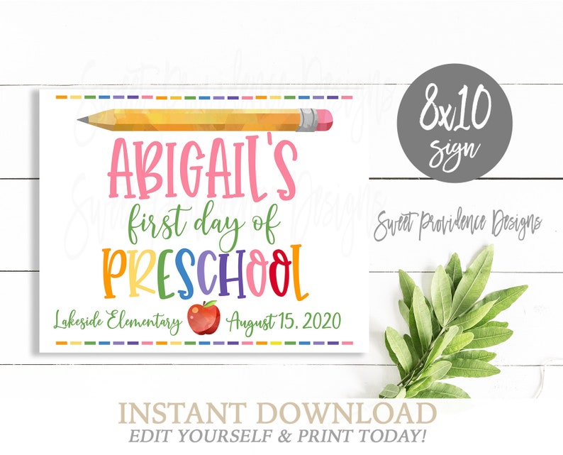Może przedstawiać: Biały znak z napisem "ABIGAIL'S first day of PRESCHOOL" w kolorowych literach. Zawiera grafikę oł&oacute;wka, jabłko i datę 15 sierpnia 2020 r. Znak ma wymiary 20,32 x 25,4 cm i m&oacute;wi "NATYCHMIASTOWE POBIERANIE EDIT YOURSELF & PRINT TODAY!"