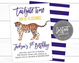 Może przedstawiać: Drukowane zaproszenie na 7. urodziny z ilustracją tygrysa. Zaproszenie jest ozdobione niebieskimi i białymi paskami i zawiera tekst "Tailgate Time" i "Jackson's 7th Birthday".