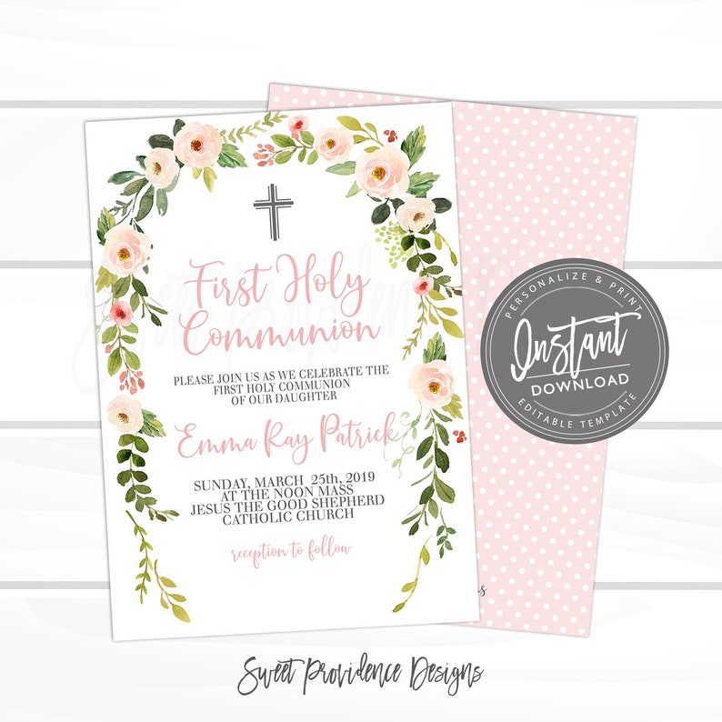 Peut inclure: Une carte blanche avec une bordure florale et une croix rose. Le texte indique "Premi&egrave;re communion" et "Emma Ray Patrick". La carte comprend &eacute;galement la date "Dimanche 25 mars 2019" et l'heure "&Agrave; la messe de midi".