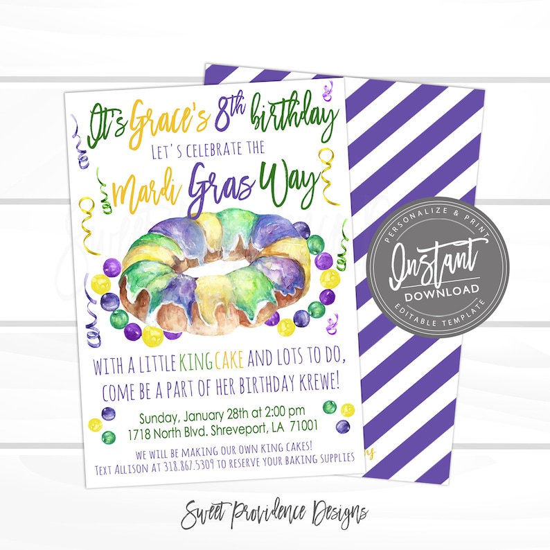 K&ouml;nnte beinhalten: Ein violett-wei&szlig; gestreifter Hintergrund mit einer wei&szlig;en Karte darauf. Die Karte zeigt eine Aquarell-Illustration eines K&ouml;nigskuchens mit lila, gr&uuml;nem und goldenem Zuckerguss. Der Text auf der Karte lautet: "Es ist Graces 8. Geburtstag! Lasst uns den Mardi Gras Way feiern! Mit einem kleinen K&ouml;nigskuchen und viel zu tun, werde Teil ihres Geburtstags-Krewe! Sonntag, 28. Januar um 14:00 Uhr 1718 North Blvd. Shreveport, LA 71001 Wir werden unsere eigenen K&ouml;nigskuchen backen! Schreibe Allison eine SMS an 318.867.5309, um deine Backzutaten zu reservieren Sweet Providence Designs"