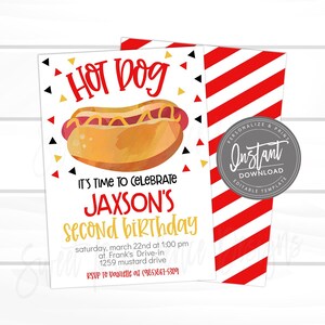 以下が含まれることがあります： ホットドッグのイラストが入った誕生日パーティーの招待状。「Hot Dog」の文字が赤色で、「It's time to celebrate Jaxson's second birthday」と書かれています。背景は白で、赤と黒の三角形が描かれています。