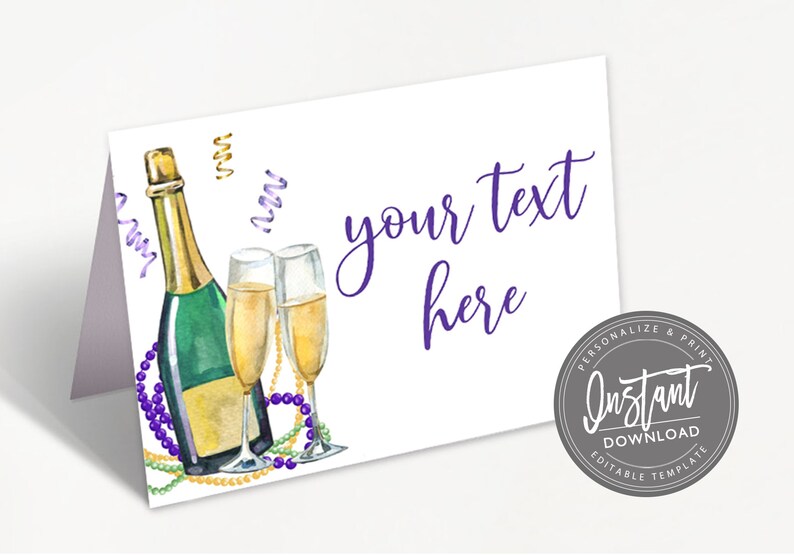Puede incluir: Una plantilla de tarjeta de lugar imprimible con una ilustraci&oacute;n de acuarela de una botella de champ&aacute;n y dos copas con cuentas moradas y doradas. El texto "your text here" est&aacute; escrito en cursiva morada.
