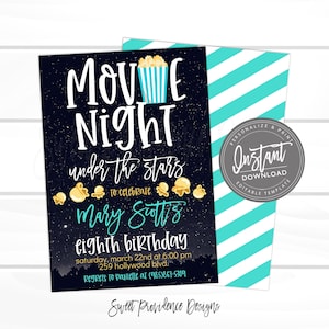 K&ouml;nnte beinhalten: Eine blaue und wei&szlig;e Einladung zu einer Filmnacht mit einem sternenklaren Nachthimmel und Popcorn-Illustrationen. Der Text lautet "Filmnacht unter den Sternen zur Feier des achten Geburtstags von Mary Scott, Samstag, 22. M&auml;rz um 18:00 Uhr, 259 Hollywood Blvd. Bitte melden Sie sich bei Danielle unter (985) 867-5309. Sweet Providence Designs."