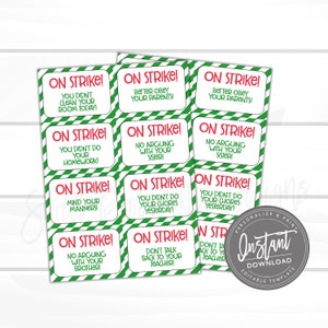 Puede incluir: Una hoja de tarjetas imprimibles "On Strike" con texto rojo sobre fondo blanco, enmarcadas por un borde a rayas verdes y blancas. Las tarjetas presentan frases como "You didn't clean your room today!" y "No arguing with your sister!"