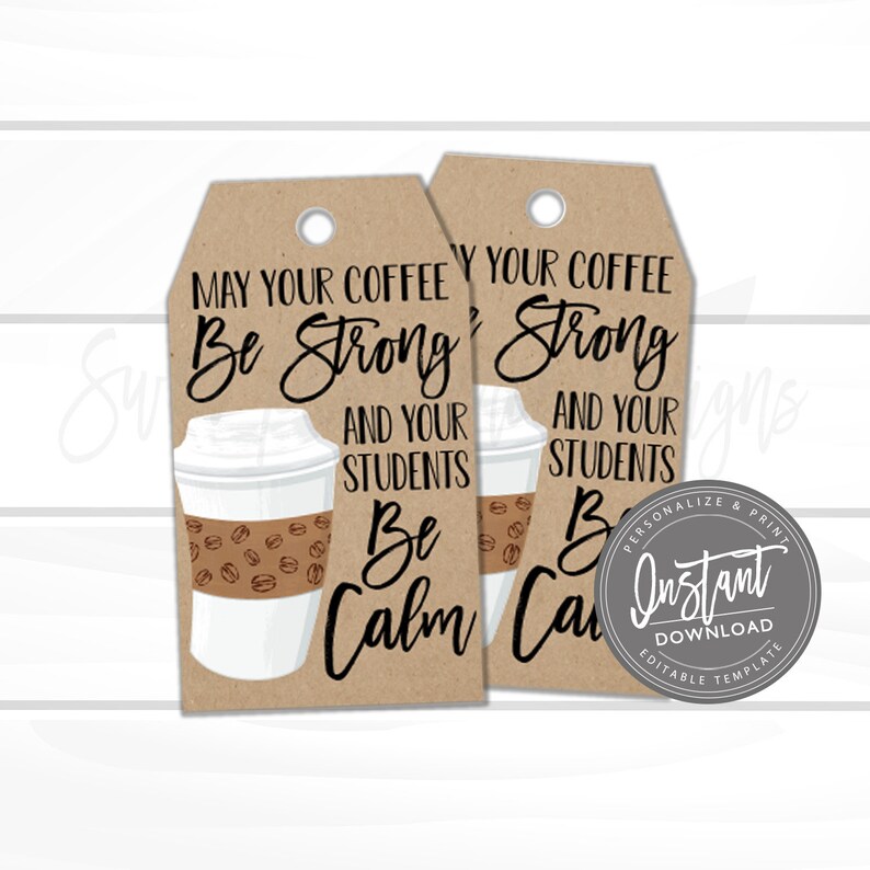 Puede incluir: Dos etiquetas de papel marr&oacute;n con el texto "May your coffee be strong and your students be calm." Cada etiqueta presenta un gr&aacute;fico de taza de caf&eacute;. Tambi&eacute;n hay un gr&aacute;fico circular con las palabras "Descarga instant&aacute;nea".