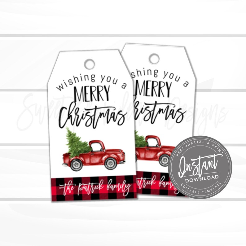 Pu&ograve; includere: Due etichette regalo di Natale con un camion rosso che trasporta un albero di Natale. Le etichette riportano il testo "Wishing you a Merry Christmas" e "The Patrick Family" su uno sfondo a quadri di bufalo. Un grafico circolare "Download istantaneo" &egrave; a destra.