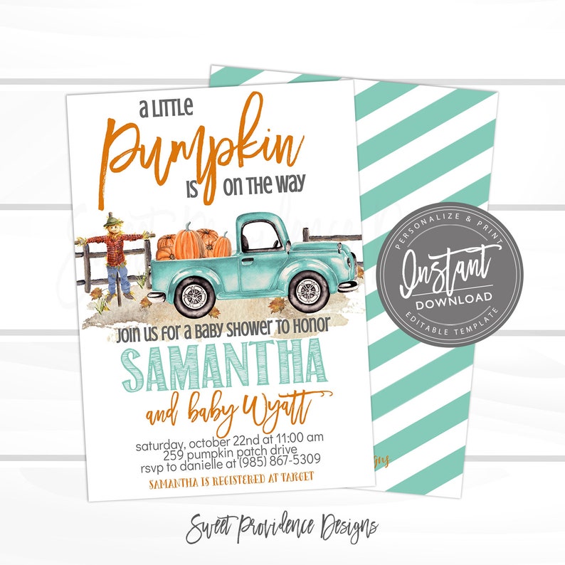 K&ouml;nnte beinhalten: Babyparty-Einladung mit einem t&uuml;rkisfarbenen Truck, der K&uuml;rbisse transportiert, einer Vogelscheuche und dem Text "A Little Pumpkin is on the Way". Die Einladung ist f&uuml;r Samantha und Baby Wyatt, mit Veranstaltungsdetails.
