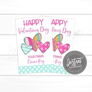 K&ouml;nnte beinhalten: Zwei Valentinstagskarten mit dem Text "HAPPY Valentines Day" in Pink. Jede Karte zeigt bunte Herzen und den Text "YOUR FRIEND, Emma Ray". Ein runder Aufkleber lautet "Instant Download".