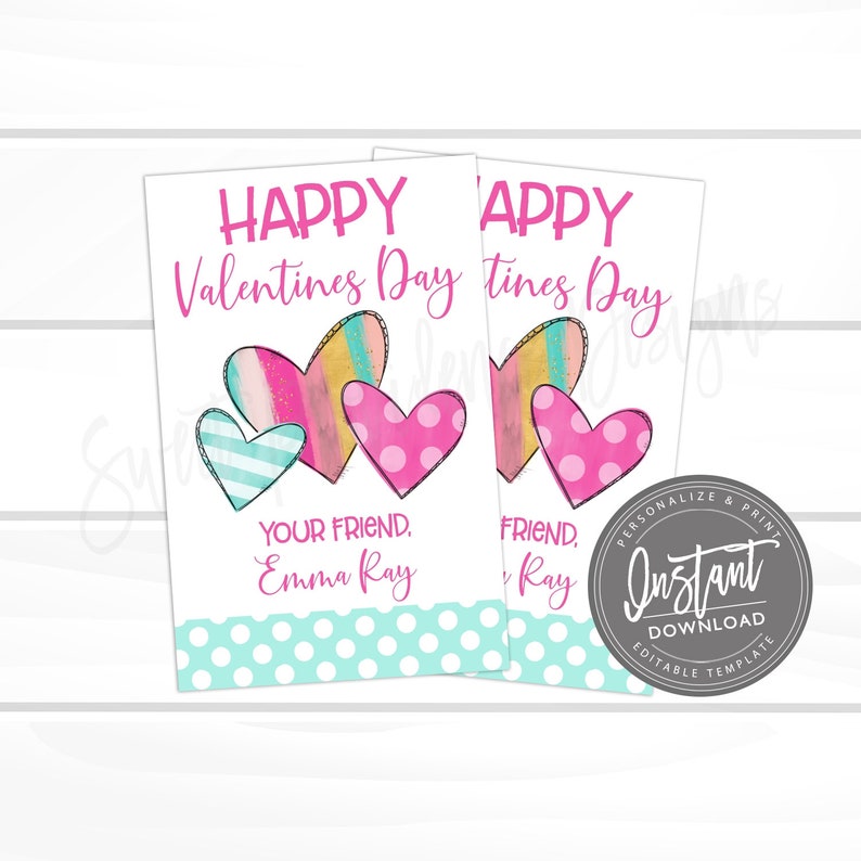 K&ouml;nnte beinhalten: Zwei Valentinstagskarten mit dem Text "HAPPY Valentines Day" in Pink. Jede Karte zeigt bunte Herzen und den Text "YOUR FRIEND, Emma Ray". Ein runder Aufkleber lautet "Instant Download".