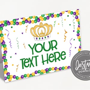 K&ouml;nnte beinhalten: Ein druckbares Schild f&uuml;r eine Mardi Gras-Party mit einer goldenen Krone, lila, gr&uuml;nen und goldenen Perlen und Konfetti. Der Text lautet "Ihr Text hier".