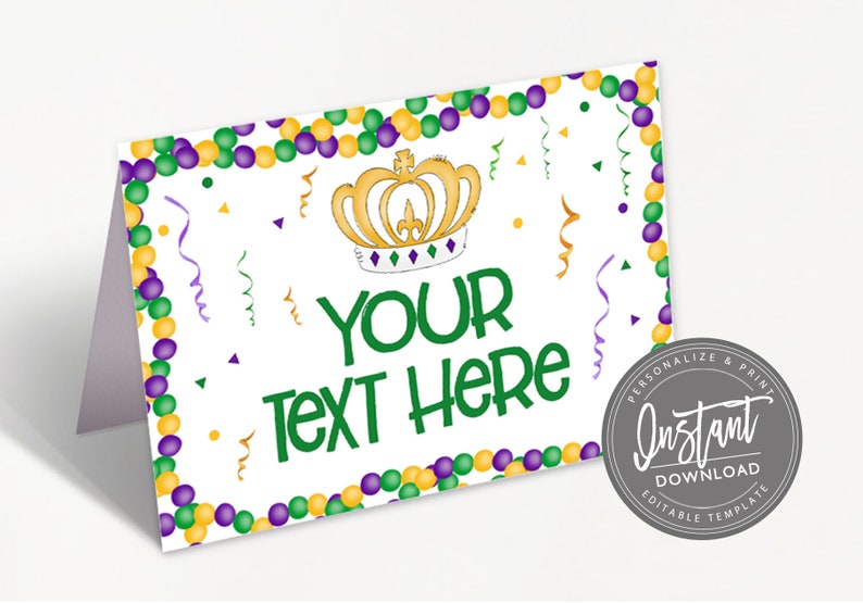 K&ouml;nnte beinhalten: Ein druckbares Schild f&uuml;r eine Mardi Gras-Party mit einer goldenen Krone, lila, gr&uuml;nen und goldenen Perlen und Konfetti. Der Text lautet "Ihr Text hier".