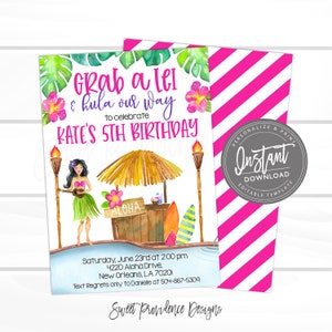 Puede incluir: Una invitación colorida para una fiesta de cumpleaños con temática de luau. La invitación presenta una ilustración de acuarela de una bailarina de hula, una cabaña tiki y tablas de surf. El texto dice "Grab a lei & hula our way to celebrate Kate's 5th Birthday".
