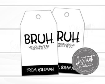 Può includere: Due etichette regalo bianche con testo nero che recita "BRUH. MY MOM MADE ME PASS THESE OUT" e "RUH. MOM MADE ME SS THESE OUT." Le etichette hanno una sezione inferiore nera con la scritta "FROM, COLEMAN." Una grafica circolare dice "Instant Download."