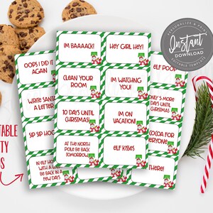 Pu&ograve; includere: Ventinove schede di attivit&agrave; degli elfi di Natale stampabili con bordi a strisce verdi e rosse. Le schede presentano varie frasi a tema elfo come "Sono tornato!" e "Baci di elfo".