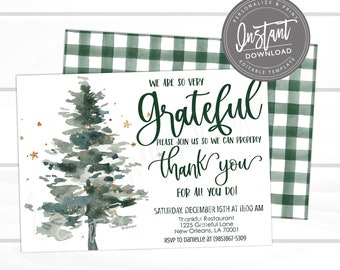 Może przedstawiać: Świąteczna karta zaproszenia z akwarelowym drzewkiem bożonarodzeniowym i złotymi akcentami. Karta zawiera tekst "We are so very grateful" i "thank you". Tło jest białe z zielono-białym wzorem w kratę.
