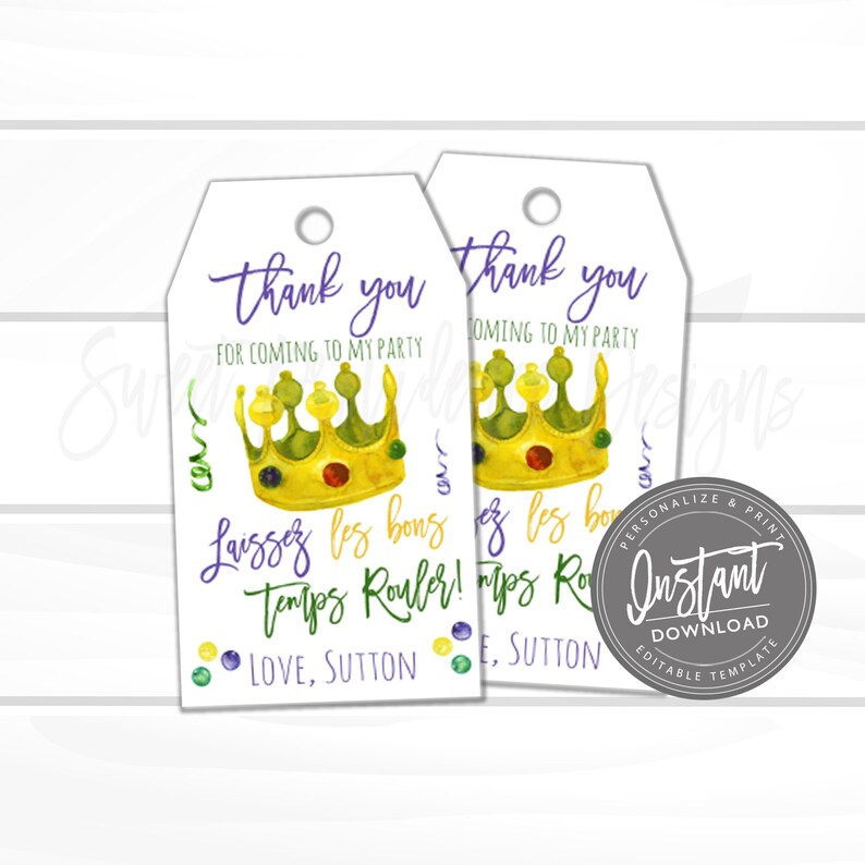 Puede incluir: Dos etiquetas de agradecimiento blancas imprimibles con una corona dorada y texto morado que dice "Gracias por venir a mi fiesta. Laissez les bons temps rouler! Con cari&ntilde;o, Sutton".