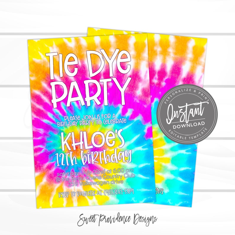 Puede incluir: Una invitaci&oacute;n a una fiesta de cumplea&ntilde;os con tem&aacute;tica de tie-dye con el texto "Tie Dye Party" en letras blancas. La invitaci&oacute;n es para el cumplea&ntilde;os n&uacute;mero 12 de Khloe e incluye la fecha, la hora y la ubicaci&oacute;n de la fiesta. El fondo es un patr&oacute;n de tie-dye colorido con tonos de rosa, amarillo, azul y naranja.