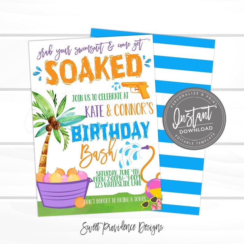 Puede incluir: Una plantilla de invitaci&oacute;n de cumplea&ntilde;os con una palmera, un cubo morado lleno de globos de agua de colores, una pistola de agua y una manguera. El texto dice: grab your swimsuit & come get SOAKED, JOIN US TO CELEBRATE AT KATE & CONNOR'S BIRTHDAY BASH, SATURDAY, JUNE 4TH, FROM 2:00PM-4:00PM, 123 WATERSLIDE LANE, DON'T FORGET TO BRING A TOWEL.