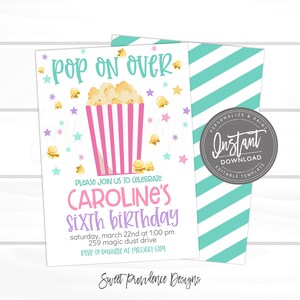 Pu&ograve; includere: Una scatola di popcorn rosa e bianca con popcorn e un design a stella dorata. Il testo "Pop on Over" &egrave; in cima all'invito. Il testo "Caroline's Sixth Birthday" &egrave; in rosa e viola. L'invito &egrave; per una festa di compleanno il sabato 22 marzo alle 13:00 al 259 Magic Dust Drive. RSVP a Danielle al (985)867-5309.