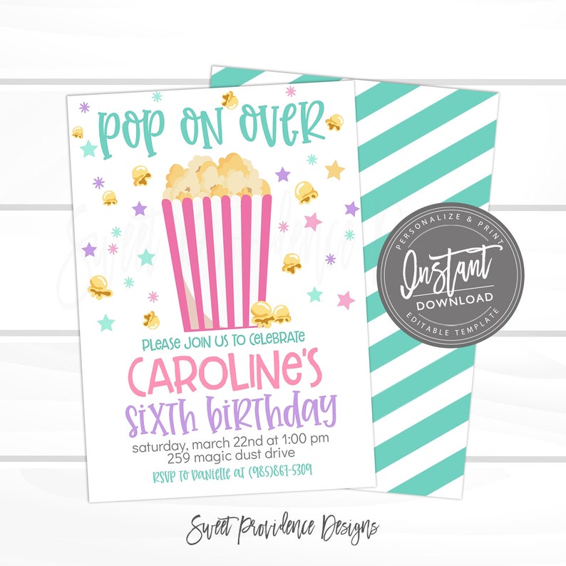 Pu&ograve; includere: Una scatola di popcorn rosa e bianca con popcorn e un design a stella dorata. Il testo "Pop on Over" &egrave; in cima all'invito. Il testo "Caroline's Sixth Birthday" &egrave; in rosa e viola. L'invito &egrave; per una festa di compleanno il sabato 22 marzo alle 13:00 al 259 Magic Dust Drive. RSVP a Danielle al (985)867-5309.