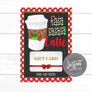 Op de afbeelding: Een kerstcadeaukaartontwerp met een koffiekopje-illustratie en de tekst "Fala Lala Latte". Onder het koffiekopje staat een cadeaubon met een rode strik. Het ontwerp wordt omlijst door een rood-witte stippenrand.