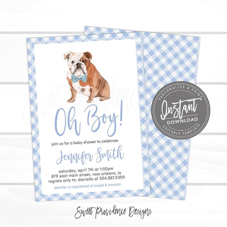 Pu&ograve; includere: Uno sfondo a quadri vichy blu e bianco con un biglietto bianco che presenta un'illustrazione ad acquerello di un bulldog con un papillon blu. Il biglietto dice "Oh Boy!" e include il testo "Unisciti a noi per una festa di benvenuto per celebrare Jennifer Smith. Sabato 7 aprile alle 13:00. 879 East Main Street, New Orleans, LA. Conferma la tua presenza a Danielle al 504.867.5309. Jennifer &egrave; registrata su Target & Amazon. Sweet Providence Designs."