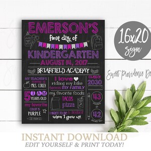 Op de afbeelding: Een schoolbord-stijl bord voor de eerste schooldag van een kind, met de naam "Emerson" in roze. Het bord bevat details zoals de datum, school, naam van de leraar, leeftijd, favoriete kleur en favoriete gerechten. Het bord is 40,6 x 50,8 cm groot.