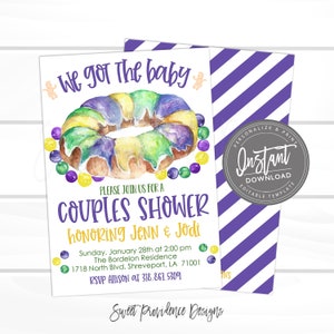 Pode incluir: Um convite para um ch&aacute; de beb&ecirc; roxo e dourado com uma ilustra&ccedil;&atilde;o em aquarela de um bolo de rei. O convite diz "We got the baby" e "Couples Shower honoring Jenn & Jodi". O convite inclui a data, a hora, o local e as informa&ccedil;&otilde;es de RSVP.
