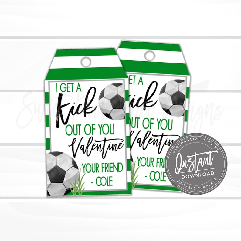 Pode incluir: Duas etiquetas de presente de Dia dos Namorados com tema de futebol. Cada etiqueta tem um topo listrado verde e branco, um gr&aacute;fico de bola de futebol e o texto "I get a kick out of you, Valentine, your friend - Cole."