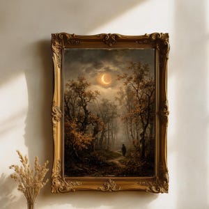 Könnte beinhalten: Ein rechteckiges Wandbild in einem verzierten, antikgoldfarbenen Rahmen. Das Gemälde zeigt eine dunkle, herbstliche Waldszene bei Nacht mit einem leuchtenden Halbmond am Himmel und einer einsamen Gestalt, die einen Pfad durch die Bäume entlanggeht.