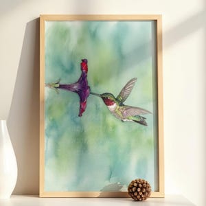 Pode incluir: Impressão em aquarela de um beija-flor alimentando-se de uma flor roxa. O pássaro tem penas verdes e vermelhas, com as asas abertas. O fundo é uma lavagem em aquarela de verde e azul. A impressão está em uma moldura de madeira.