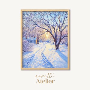 Puede incluir: Pintura enmarcada de un paisaje invernal. La obra representa un camino cubierto de nieve que conduce a una casa, con árboles y ramas cargados de nieve. La paleta de colores incluye azules, blancos y tonos amarillos cálidos, con el texto "aurette Atelier" en la parte inferior.