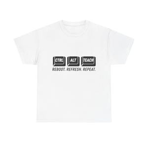 Puede incluir: Camiseta blanca con un gráfico negro que muestra las teclas del teclado "CTRL", "ALT" y "TEACH". Debajo de las teclas, el texto dice "REBOOT. REFRESH. REPEAT."