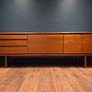 ウォルナットミッドセンチュリーTVコンソール（溝付きキャビネットとオープンシェルフ付き）、モダンな木製TVスタンド、豪華な湾曲メディアコンソール｜ハンドメイドウォルナット