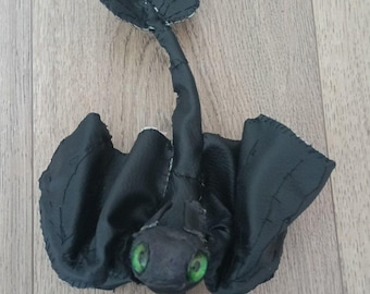 Juguete hecho a mano de Cómo entrenar a tu dragón con alambre y técnica mixta.