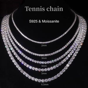 Puede incluir: Un letrero de madera hecho a mano con la palabra "Welcome" en una fuente juguetona. El letrero está pintado de blanco con un acabado envejecido y presenta un diseño floral en tonos rosas y verdes. Diseñado para colgar en una puerta o pared.