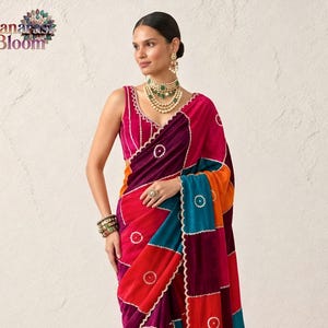 Fantastischer, mehrfarbiger Satin-Patchwork-Sari mit metallisch schimmerndem, handbesticktem Cutdana-Saum, dazu passende, bestickte Designer-Bluse für festliche Anlässe.