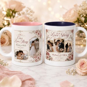 Può includere: Due tazze in ceramica bianca con interni rosa e blu navy. Ogni tazza presenta un design floreale con foto di matrimonio, il testo "Our Love Story" e i nomi "Michael & Olivia" con la data 09.21.2025.