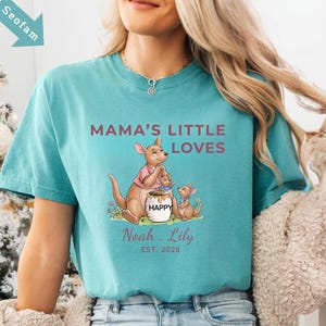 Puede incluir: Una taza de cer&aacute;mica blanca con un asa negra y el texto "But First, Coffee" en negro, en negrita. La taza est&aacute; sobre una superficie blanca.