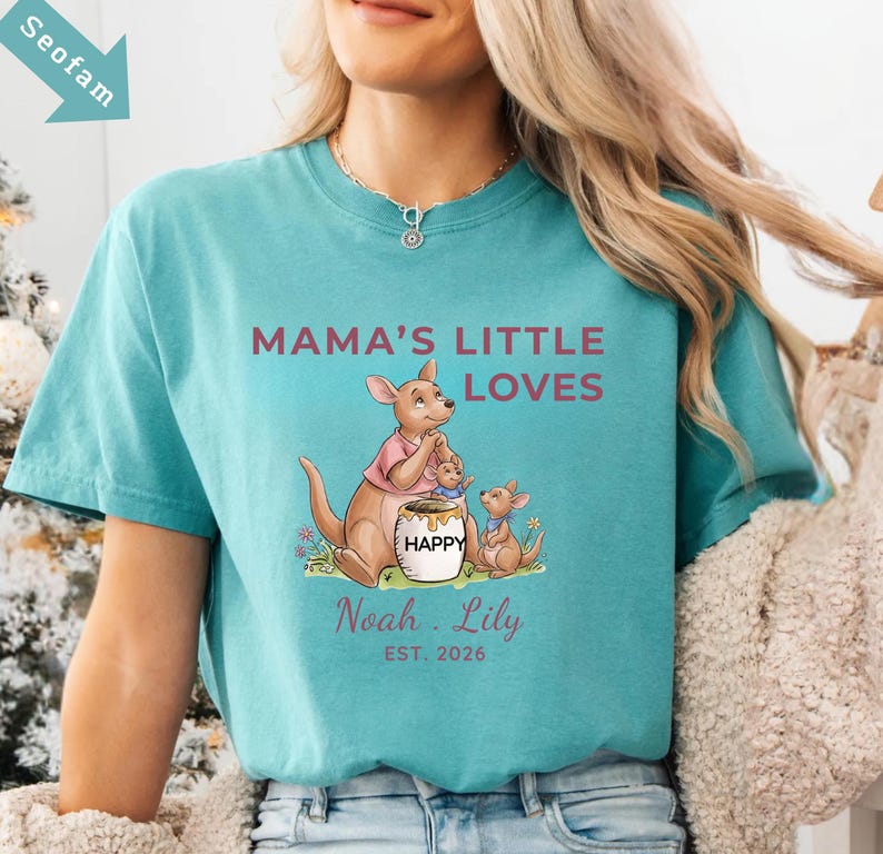 Puede incluir: Una taza de cer&aacute;mica blanca con un asa negra y el texto "But First, Coffee" en negro, en negrita. La taza est&aacute; sobre una superficie blanca.