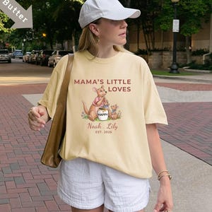 Puede incluir: Una taza de cer&aacute;mica blanca con un asa negra y el texto "But First, Coffee" en negrita negra. La taza est&aacute; sobre una superficie de madera. La taza mide 10 cm de alto.