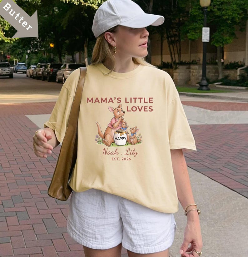 Puede incluir: Una taza de cer&aacute;mica blanca con un asa negra y el texto "But First, Coffee" en negrita negra. La taza est&aacute; sobre una superficie de madera. La taza mide 10 cm de alto.