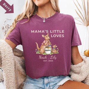 Puede incluir: Un juego de tres tazas de cer&aacute;mica con un esmalte moteado de color crema. Cada taza presenta un dise&ntilde;o floral pintado a mano en tonos azules, verdes y amarillos. Las tazas tienen una forma simple y moderna.