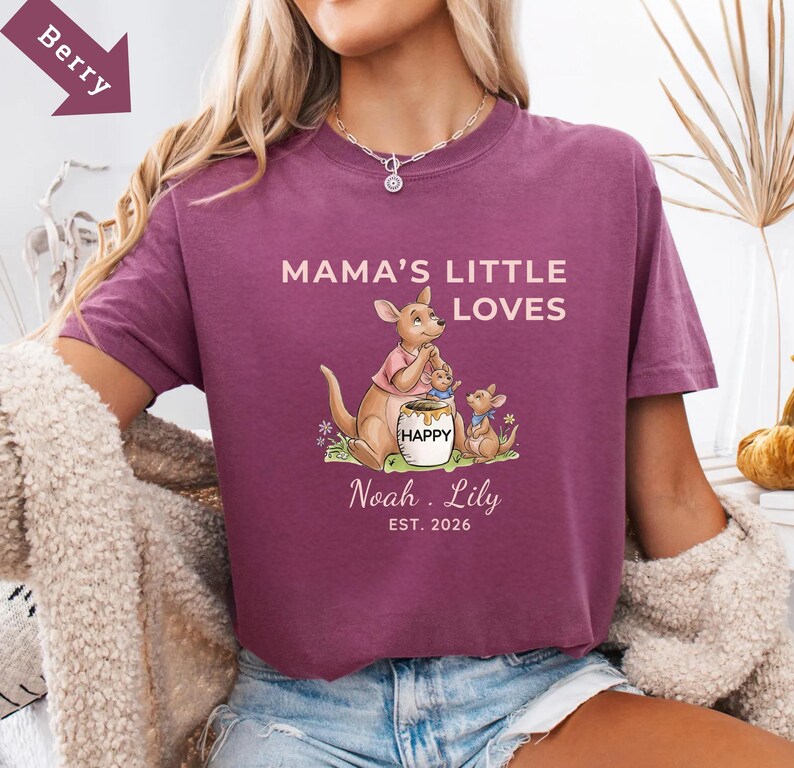 Puede incluir: Un juego de tres tazas de cer&aacute;mica con un esmalte moteado de color crema. Cada taza presenta un dise&ntilde;o floral pintado a mano en tonos azules, verdes y amarillos. Las tazas tienen una forma simple y moderna.