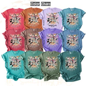 Puede incluir: Una carta de colores de camisetas con un gr&aacute;fico de Mickey & Co. Las camisetas vienen en una variedad de colores, incluyendo rojo, naranja, morado, azul y verde. El gr&aacute;fico incluye a Mickey Mouse, Minnie Mouse, Donald Duck y Daisy Duck.